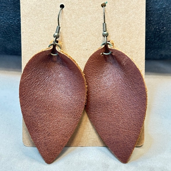 2/$15 Shepherds hook pinched teardrop leather leaf dangle earrings. - Picture 1 of 8